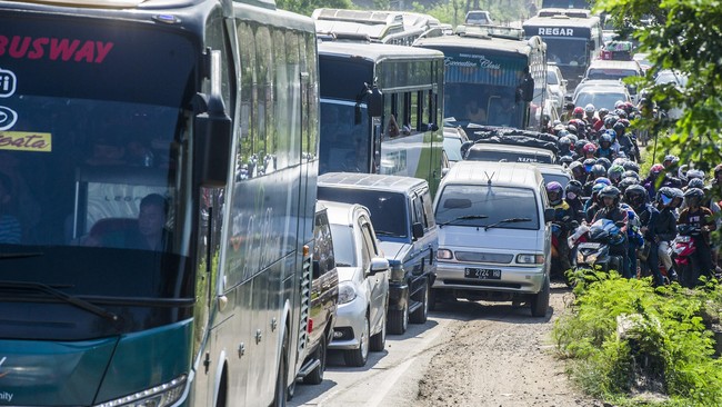 Kemacetan parah terjadi di Jalur Pantura Pati-Rembang, Jawa Tengah, imbas perbaikan jalan di wilayah Kecamatan Batangan. Ribuan kendaraan terjebak kemacetan di Jalan Panturan, Cirebon, Jawa Barat, Senin (4/7).