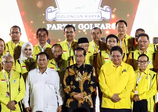 Presiden Joko Widodo atau Jokowi (tengah) didampingi Ketua Umum Partai Golkar Airlangga Hartarto (tengah kanan) dan Ketua Umum Partai Gerindra Prabowo Subianto (tengah kiri) saat menghadiri peringatan HUT ke-59 Partai Golkar di Jakarta, Senin (6/11/2023). Selain dihadiri Jokowi dan Prabowo, HUT Partai Golkar tersebut juga dihadiri petinggi partai politik dari Koalisi Indonesia Maju (KIM).