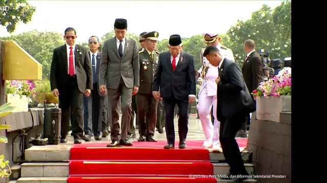 Presiden Joko Widodo atau Jokowi menjadi Inspektur Upacara Ziarah Nasional dalam rangka memperingati Hari Pahlawan, Rabu (10/11/2023). Upacara digelar di Taman Makam Pahlawan (TMP) Kalibata, Jakarta Selatan.