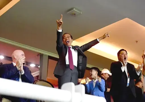 Presiden Joko Widodo (Jokowi) menyaksikan pertandingan antara Timnas Indonesia U-17 melawan Timnas U-17 Ekuador di Stadion Gelora Bung Tomo (GBT), Surabaya, Jawa Timur, Jumat, 10 November 2023.