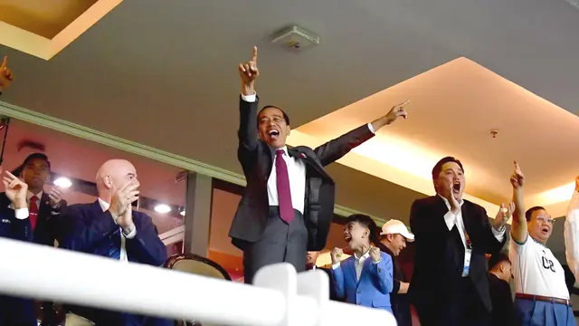 Presiden Joko Widodo (Jokowi) menyaksikan pertandingan antara Timnas Indonesia U-17 melawan Timnas U-17 Ekuador di Stadion Gelora Bung Tomo (GBT), Surabaya, Jawa Timur, Jumat, 10 November 2023.