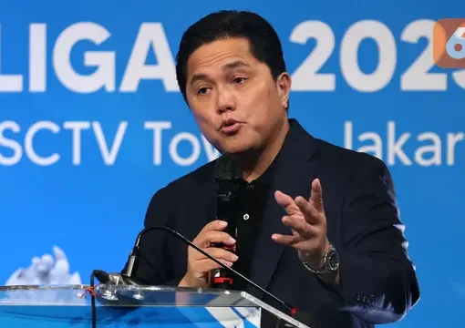 Ketua Umum PSSI, Erick Thohir memberikan sambutan dalam acara konferensi pers Liga 1 2023/2024 di SCTV Tower, Senayan, Jakarta Pusat, Kamis (15/6/2023).