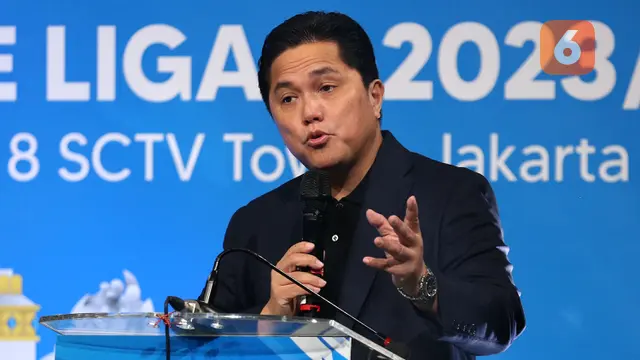 Ketua Umum PSSI, Erick Thohir memberikan sambutan dalam acara konferensi pers Liga 1 2023/2024 di SCTV Tower, Senayan, Jakarta Pusat, Kamis (15/6/2023).