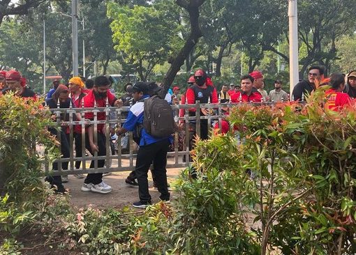 Massa buruh mencopot pagar gerbang Balai Kota DKI Jakarta dalam demonstrasi menuntut kenaikan UMP 2024.