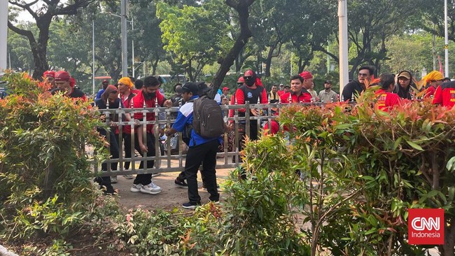 Massa buruh mencopot pagar gerbang Balai Kota DKI Jakarta dalam demonstrasi menuntut kenaikan UMP 2024.
