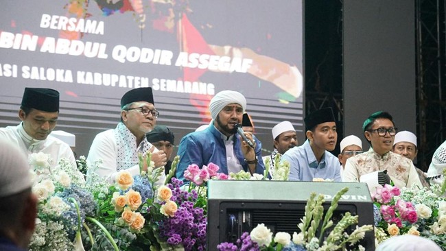 Suasana acara Semarang Bersholawat di Saloka Park, Semarang, Jawa Tengah, Kamis (23/11).