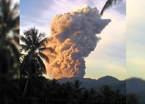 Pusat Vulkanologi dan Mitigasi Bencana Geologi (PVMBG) menyebut Gunung Dukono di Maluku Utara meletus dengan menyemburkan abu vulkanik setinggi 2.600 meter.
