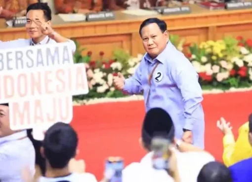 Menhan Prabowo bejoget.
