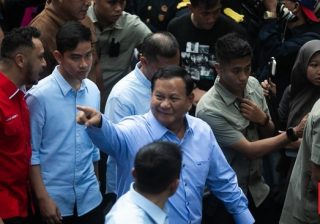 Capres nomor urut 2 Prabowo Subianto berjalan bersama Cawapres nomor urut 2 GIbran Rakabuming Raka di kawasan sekitar kantor KPU, Jakarta Pusat.