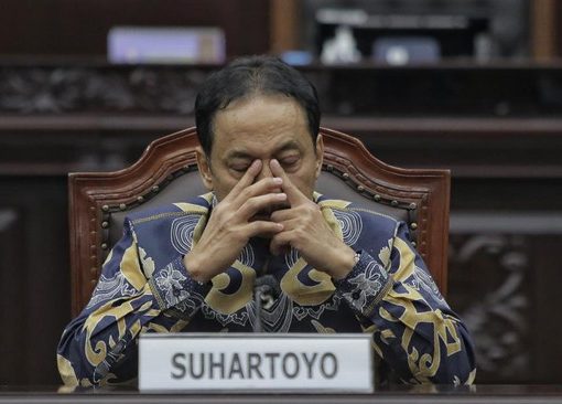 Suhartoyo telah resmi dilantik menjadi Ketua MK baru menggantikan Anwar Usman. Dia dilantik hari ini, Senin (13/11) di Gedung MK.