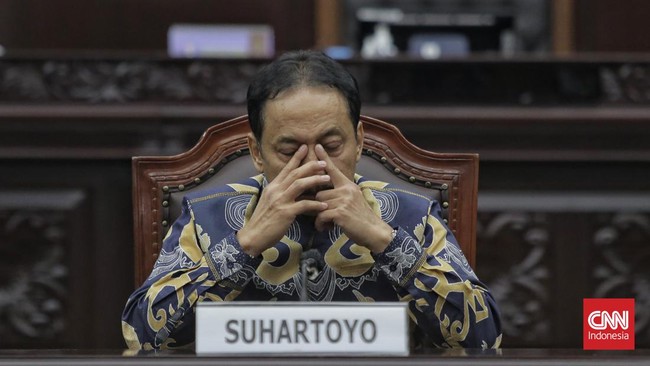 Suhartoyo telah resmi dilantik menjadi Ketua MK baru menggantikan Anwar Usman. Dia dilantik hari ini, Senin (13/11) di Gedung MK.