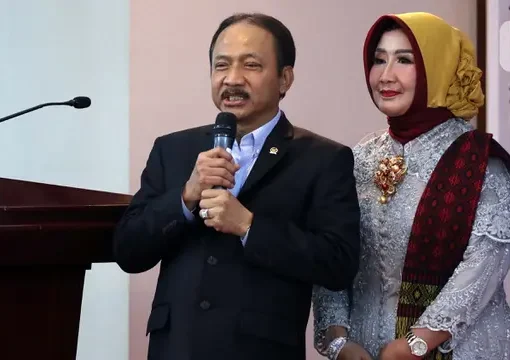 Ketua MK yang baru Suhartoyo dan istri.