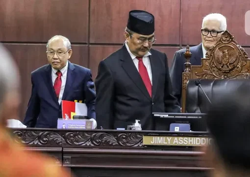 Ketua Majelis Kehormatan Mahkamah Konstitusi (MKMK) Jimly Asshiddiqie (tengah) bersama anggota Wahiduddin Adams (kiri) dan Bintan R. Saragih (kanan) memimpin jalannya sidang putusan dugaan pelanggaran etik.