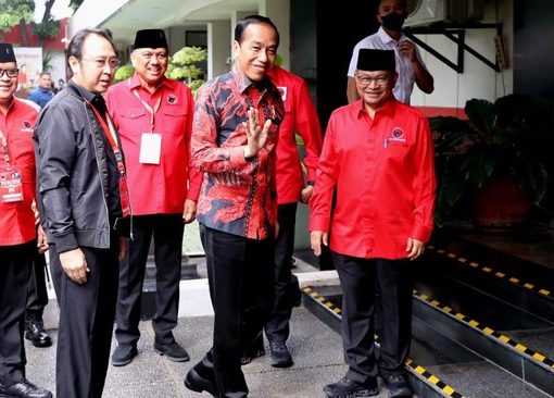 Hasto menuturkan perbedaan sikap politik partainya dengan Jokowi saat ini tak akan membuat menteri-menteri PDIP tidak profesional.