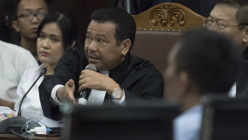 Jessica Kumala Wongso (kiri) didampingi Penasihat Hukumnya Otto Hasibuan (kedua kiri) saat sidang lanjutan di Pengadilan Negeri Jakarta Pusat