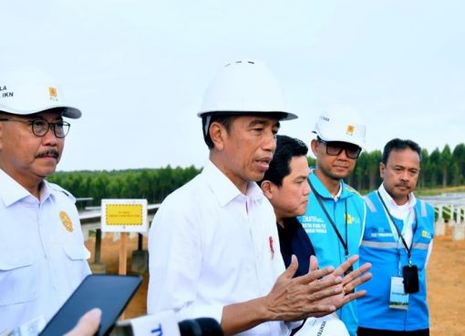 Presiden Joko Widodo saat memberikan keterangan pers usai groundbreaking PLTS IKN di Kalimantan Timur, Kamis (2/11/2023).