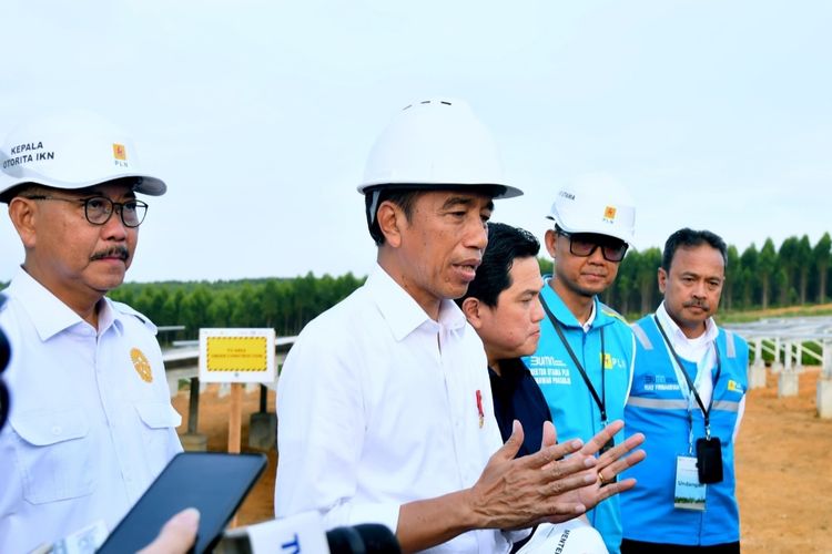 Presiden Joko Widodo saat memberikan keterangan pers usai groundbreaking PLTS IKN di Kalimantan Timur, Kamis (2/11/2023).