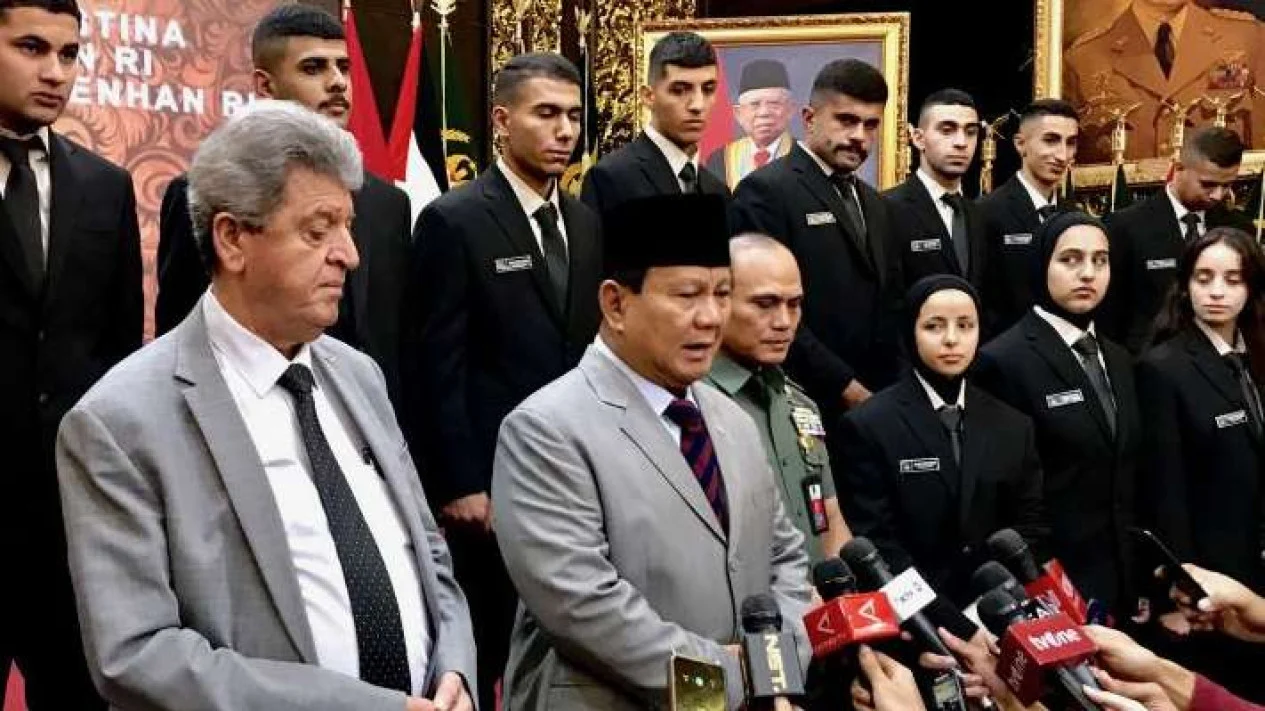 Menteri Pertahanan Prabowo Subianto (dua kiri) menjawab pertanyaan wartawan selepas acara penerimaan 22 mahasiswa Palestina penerima beasiswa Pemerintah RI di Kantor Kementerian Pertahanan RI, Jakarta.