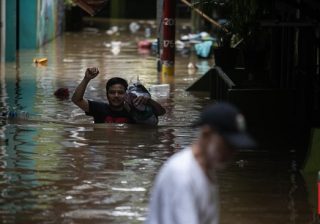 Sebanyak 69 RT di wilayah Jakarta Selatan dan Jakarta Timur terendam banjir, Kamis (30/11).