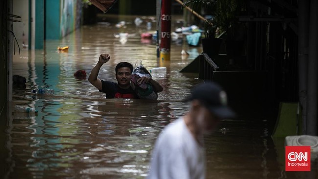 Sebanyak 69 RT di wilayah Jakarta Selatan dan Jakarta Timur terendam banjir, Kamis (30/11).