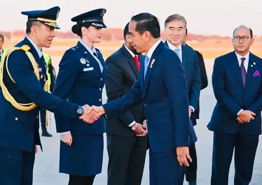 Presiden Joko Widodo (Jokowi) beserta rombongan mendarat di Pangkalan Militer Andrews, Washington DC, Amerika Serikat, pada Minggu (12/11/2023).