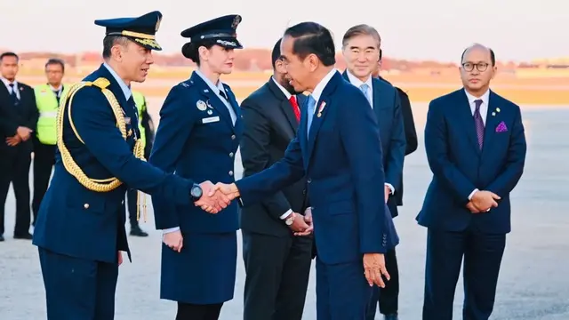 Presiden Joko Widodo (Jokowi) beserta rombongan mendarat di Pangkalan Militer Andrews, Washington DC, Amerika Serikat, pada Minggu (12/11/2023).