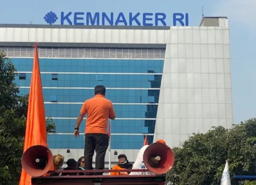 Demo buruh di kantor Kementerian Ketenagakerjaan.