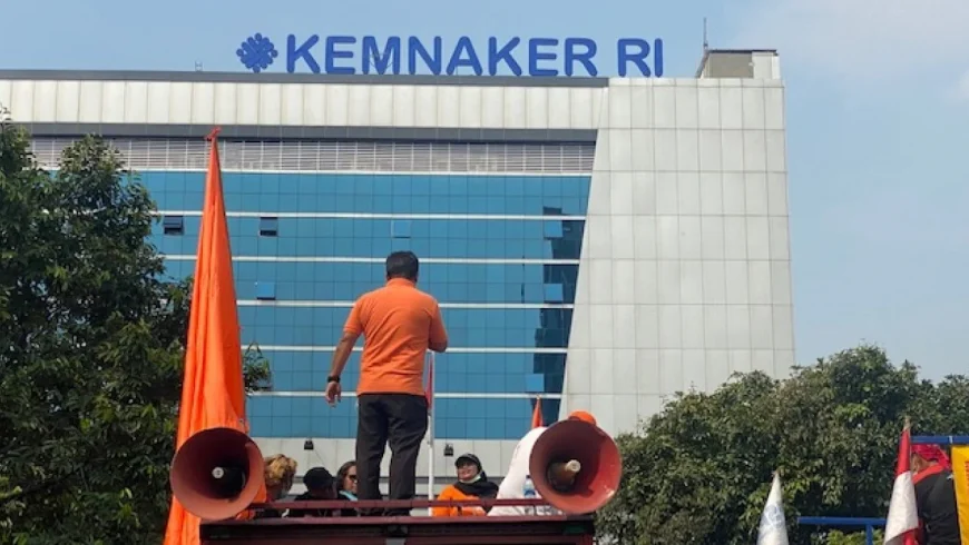Demo buruh di kantor Kementerian Ketenagakerjaan.