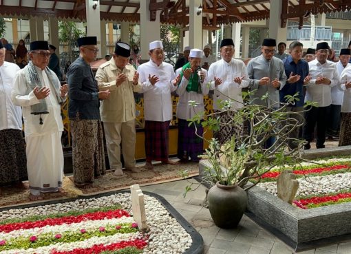 Prabowo Subianto ziarah ke makam K.H. Hasyim Asy'ari dan makam K.H. Abdurrahman Wahid.
