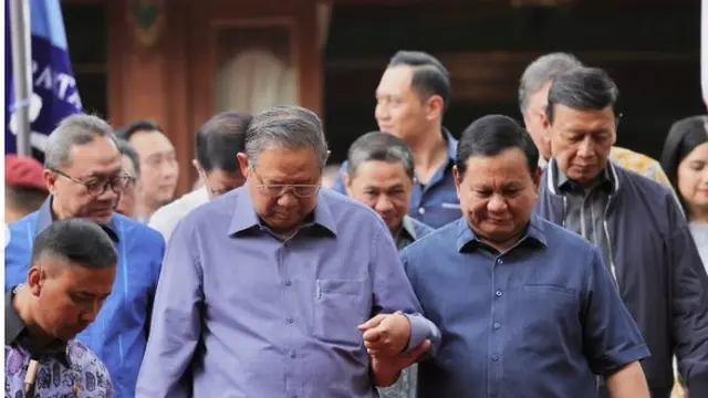 Ketua Umum Partai Gerindra Prabowo Subianto saat menyambut kedatangan Presiden ke-6 Susilo Bambang Yudhoyono (SBY) di Hambalang, Bogor.