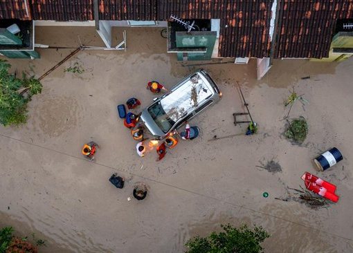 Foto udara sejumlah warga dan relawan BPBD Semarang menyisir wilayah yang terendam banjir bandang, Jumat (6/1/2023).