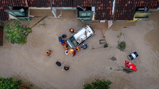 Foto udara sejumlah warga dan relawan BPBD Semarang menyisir wilayah yang terendam banjir bandang, Jumat (6/1/2023).