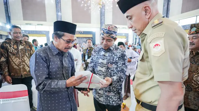 Wakil Menteri Agraria dan Tata Ruang/Badan Pertanahan Nasional (ATR/BPN), Raja Juli Antoni kembali membagikan sertipikat tanah di Gedung Serba Guna Rato Ebu, Jalan A.Yani, Demangan, Bangkalan, Madura.