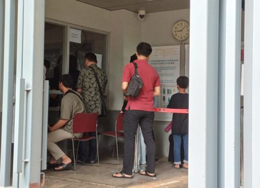 Rumah tahanan (Rutan) Komisi Pemberantasan Korupsi (KPK) di Gedung Merah Putih ramai didatangi puluhan keluarga tersangka rasuah pada Hari Raya Natal, Senin (25/12/2023).