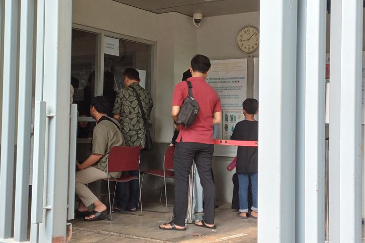 Rumah tahanan (Rutan) Komisi Pemberantasan Korupsi (KPK) di Gedung Merah Putih ramai didatangi puluhan keluarga tersangka rasuah pada Hari Raya Natal, Senin (25/12/2023).
