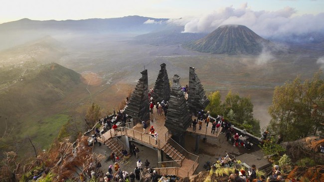 Pada liburan Natal dan tahun baru kali ini, akses kawasan Bromo macet karena membludaknya wisatawan.