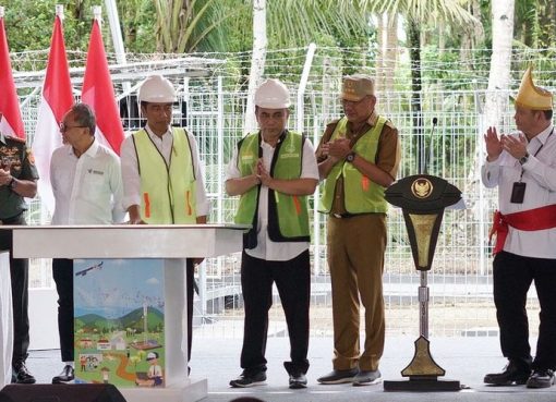 Presiden Joko Widodo dan Menteri Komunikasi dan Informatika Budi Arie Setiadi saat meresmikan Stasiun Bumi Satelit Republik Indonesia (SATRIA)-1 dan Proyek Base Transceiver Station (BTS) 4G di Desa Bowombaru Utara, Kecamatan Melonguane, Kabupaten Kepulauan Talaud, Sulawesi Utara, Kamis (28/12/2023).