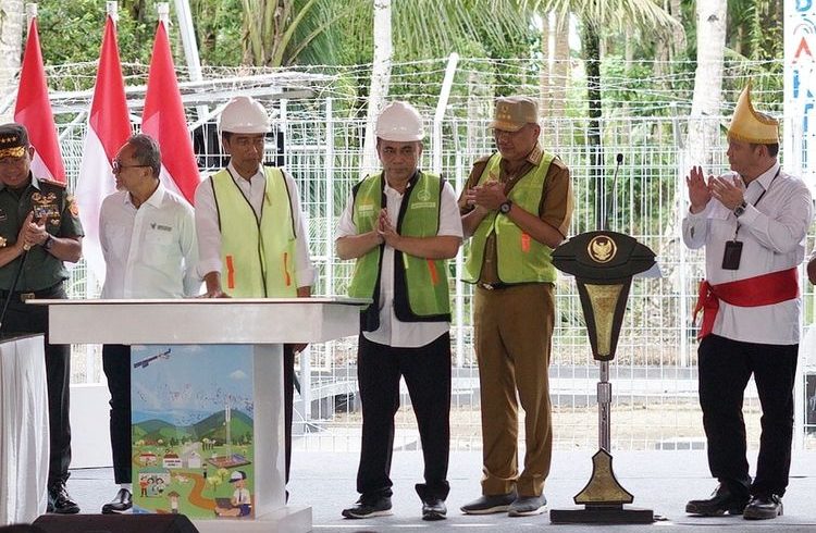 Presiden Joko Widodo dan Menteri Komunikasi dan Informatika Budi Arie Setiadi saat meresmikan Stasiun Bumi Satelit Republik Indonesia (SATRIA)-1 dan Proyek Base Transceiver Station (BTS) 4G di Desa Bowombaru Utara, Kecamatan Melonguane, Kabupaten Kepulauan Talaud, Sulawesi Utara, Kamis (28/12/2023).
