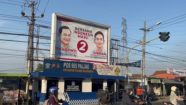 Baliho Prabowo-Gibran yang terpasang di atas Pos Lantas di Kabupaten Mojokerto, telah dibongkar karena melanggar aturan. Baliho Anies-Cak Imin juga terpasang di Pos Pantau Pekukuhan Satsamapta Polres Mojokerto, Mojosari.