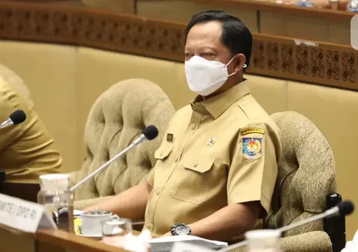 Mendagri Tito Karnavian saat mengikuti rapat kerja di Kompleks Parlemen MPR/DPR-DPD, Senayan, Jakarta, Selasa (21/6/2022).