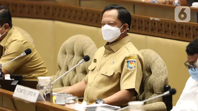 Mendagri Tito Karnavian saat mengikuti rapat kerja di Kompleks Parlemen MPR/DPR-DPD, Senayan, Jakarta, Selasa (21/6/2022).