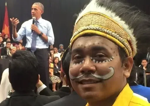 Billy saat berada di Amerika Serikat, saat mendapatkan undangan dari Young South East Asian Leaders Initiative dan bertemu dengan Barrack Obama.