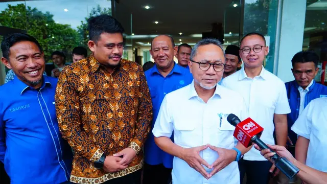 Ketua Umum Partai Amanat Nasional (PAN) Zulkifli Hasan (Zulhas) saat bertemu Wali Kota Medan Bobby Nasution di sela kunjungannya di Sumut, pada Jumat (15/12/2023).