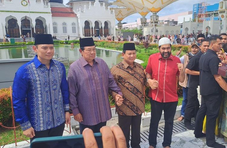 Capres nomor urut 2 Prabowo Subianto, Presiden ke-6 Susilo Bambang Yudhoyono (SBY), Ketua Umum Partai Demokrat Agus Harimurti Yudhoyono (AHY), dan eks Panglima GAM Muzakir Manaf berfoto bersama di Masjid Baiturrahman, Aceh, Selasa (26/12/2023).