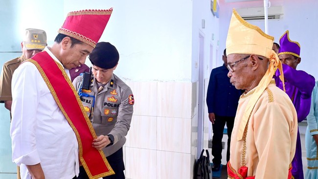 Presiden Joko Widodo mendapatkan gelar adat 'Marambe Ambaralla Palunglaa Porodisa' dari Dewan Adat Talaud.