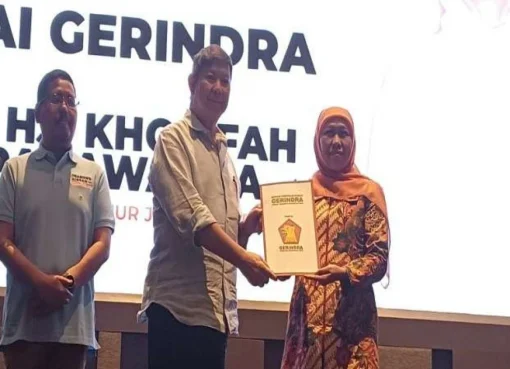 Hashim Djojohadikusumo menyerahkan rekomendasi dari Gerindra kepada Khofifah.