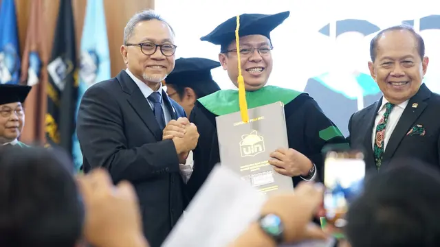 Direktur Eksekutif Indikator Politik Indonesia, Burhanuddin Muhtadi, dikukuhkan sebagai Guru Besar Ilmu Politik UIN Syarif Hidayatullah Jakarta dalam Sidang Senat Terbuka, Rabu (29/3/2023).