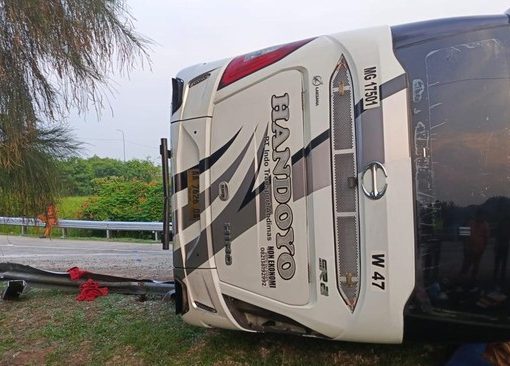 Bus Handoyo terbalik di Cipali.