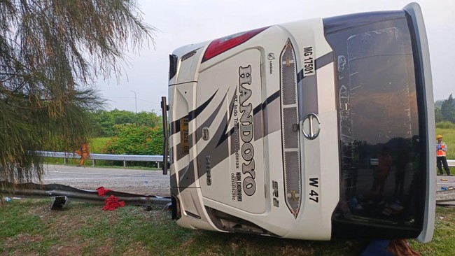 Bus Handoyo terbalik di Cipali.