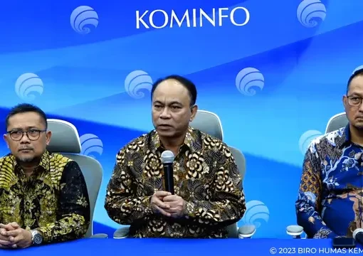 Menkominfo Budi Arie (tengah) dalam konferensi pers terkait pemberantasan hoaks jelang Pemilu 2024.